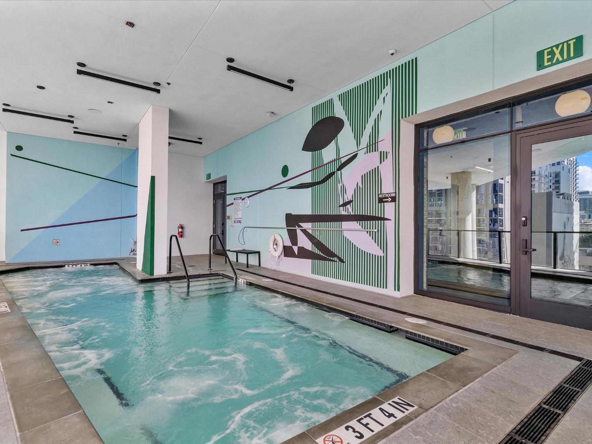 Mvr Steps From Everything Downtown Apartment
