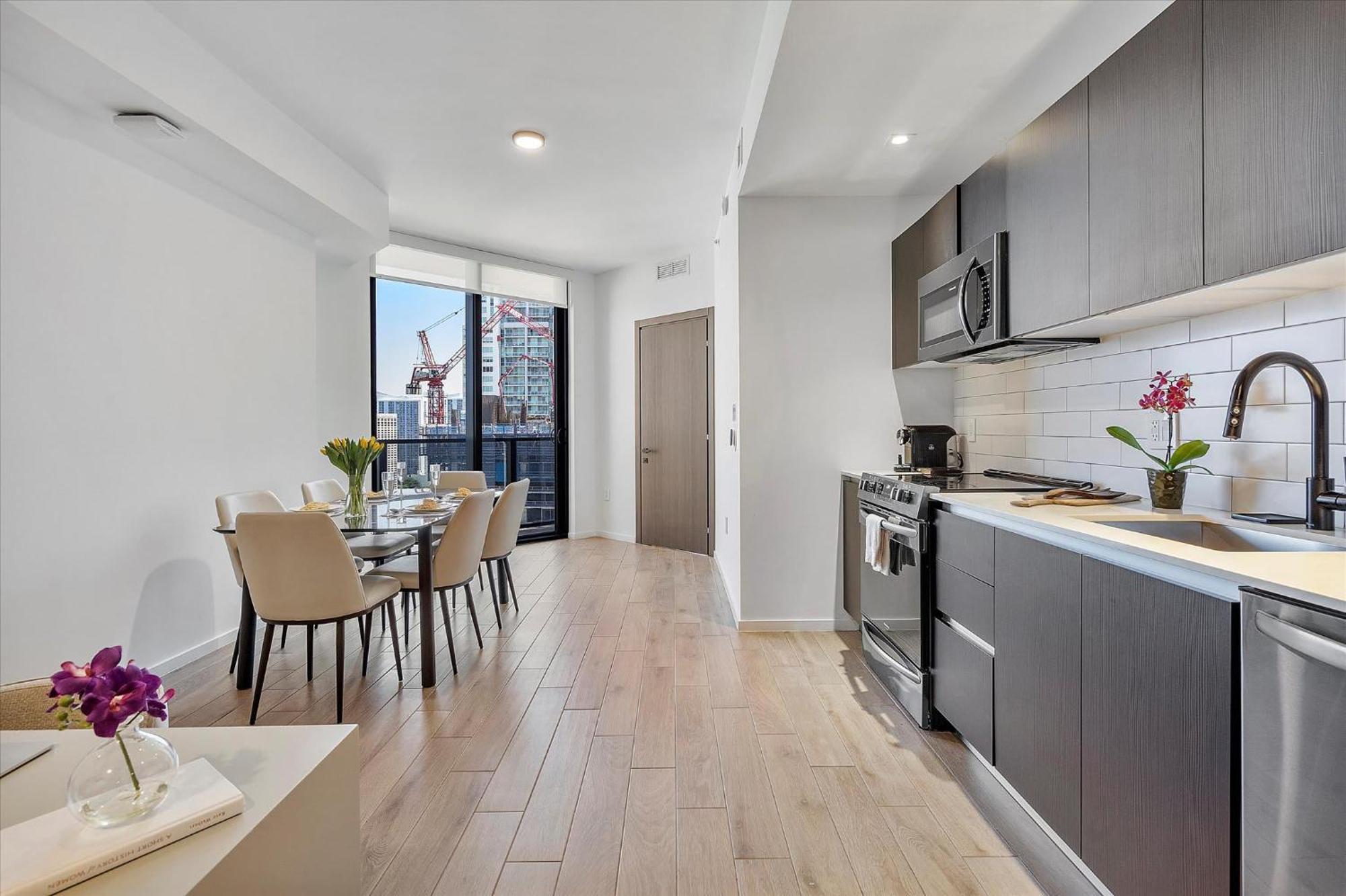 Mvr Steps From Everything Downtown Apartment